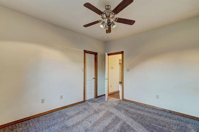 Building Photo - 608 Shady Oak