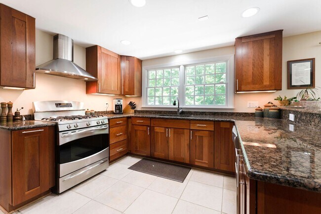 Foto del edificio - Luxurious Spacious and Bright , Gorgeous Potomac 6BR/4.5BA/2GAR Home - In Sought After Copenhaver
