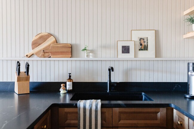 Foto del edificio - 4301 Waterview Cir