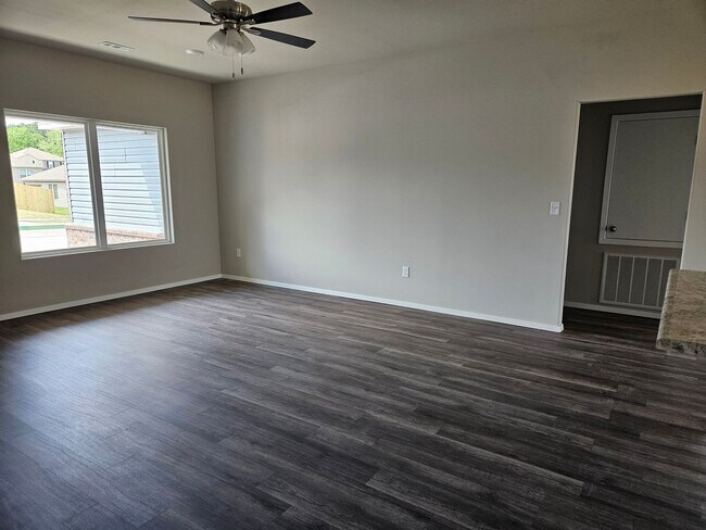 Foto del edificio - PRE-LEASING FOR AUG 10 MOVE-IN - Newer 4 bedroom / 2 bathroom home!