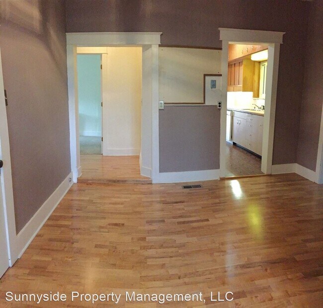 Building Photo - 3 br, 1 bath House - 642 University Ave.
