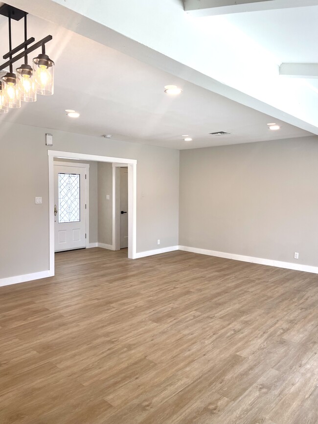 Living room entryway - 10134 Memory Park Ave