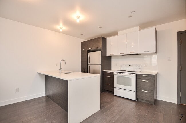 Building Photo - 1400 Rue Lucien-Paiement