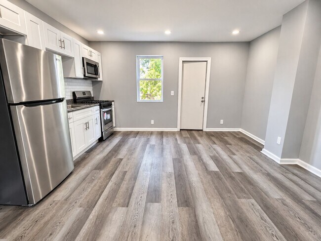 Foto del edificio - Freshly Renovated 3-Bedroom Home with Private Backyard in Elmwood