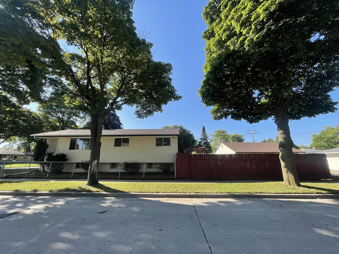 Primary Photo - 5779 N 92nd St