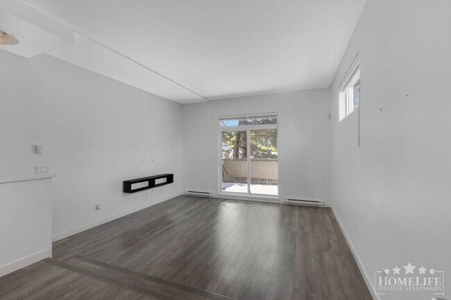 Photo du bâtiment - 3 Bed, 3 Bath Townhouse for Rent in Surrey!