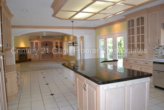 Building Photo - 2855 Pinewood Ln