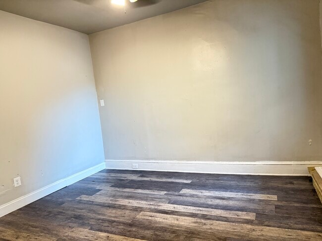 Building Photo - 128 N York St