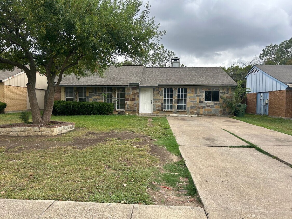 Building Photo - 2117 Highwood Dr