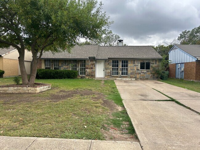 Photo - 2117 Highwood Dr House