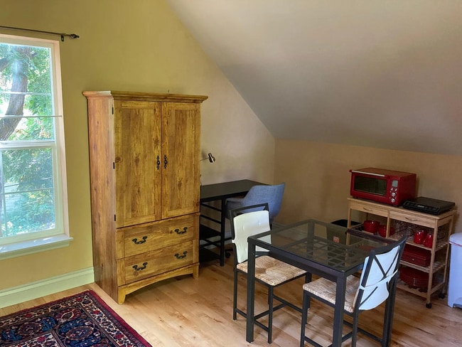 Kitchenette - 1625 W Hays St