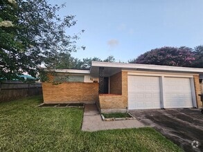 Building Photo - 11 Manor Way