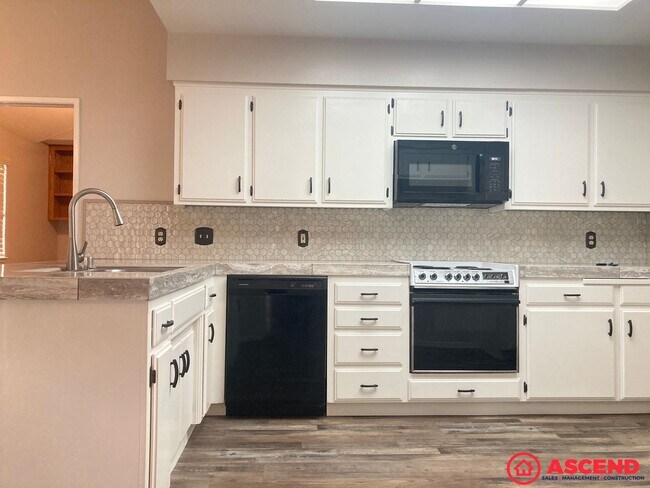 Foto del edificio - Spacious 3BD/2BA Home in Bakersfield's Desirable 93312