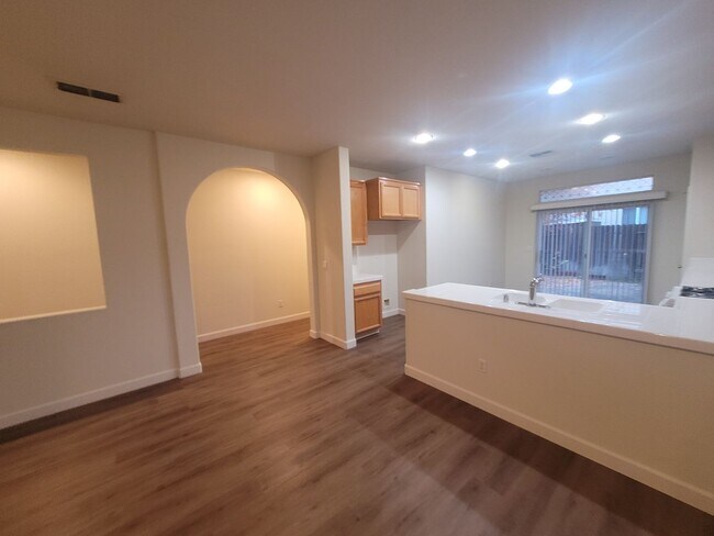 Foto del edificio - Beautiful Natomas area home on corner lot