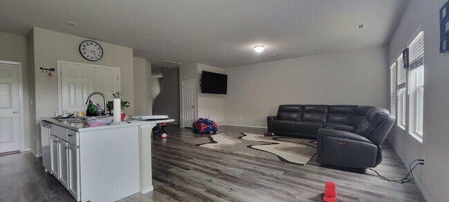 Foto del edificio - 310 Mayflower Rd