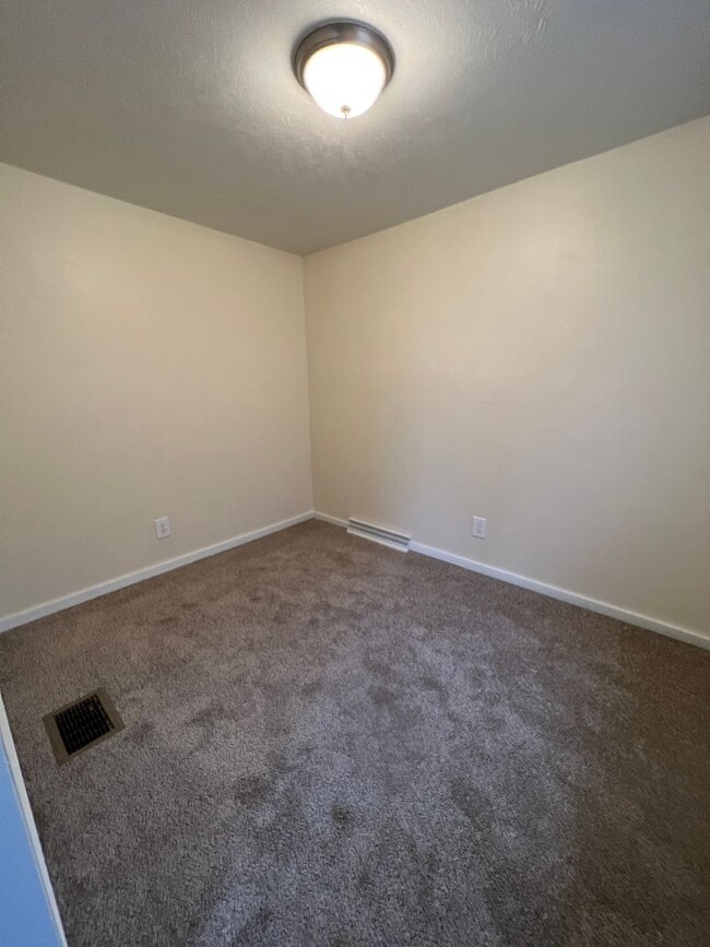 Building Photo - 123 E Broadway Ave