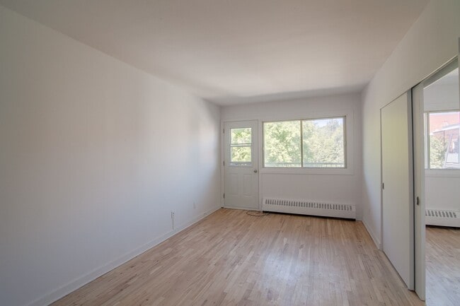 Building Photo - 760 Av. Galt