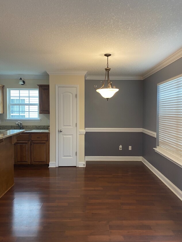 Building Photo - 639 Amhearst Row