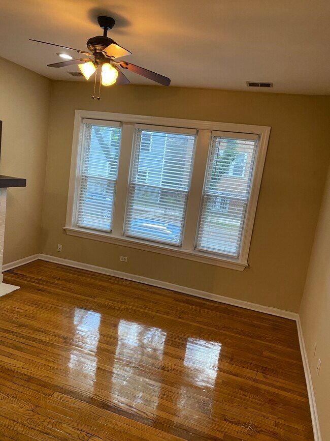 Living room - 1510 W Ardmore Ave
