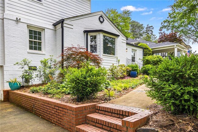 Foto del edificio - 1235 Spring Valley Ln NE