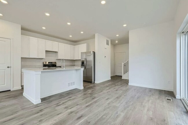 Building Photo - 560 Cottonwood Ave