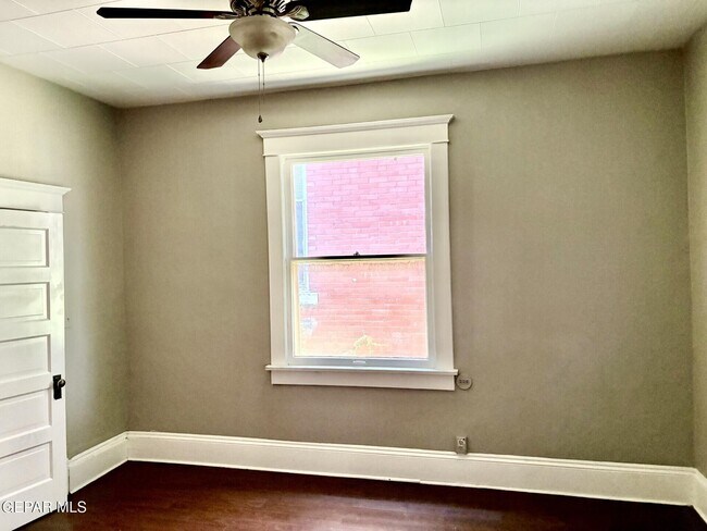 Foto del edificio - 1219 N Laurel St