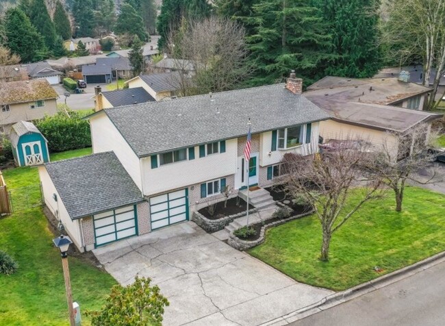 Foto del edificio - Beautifully Updated 4BR Split-Level Home i...