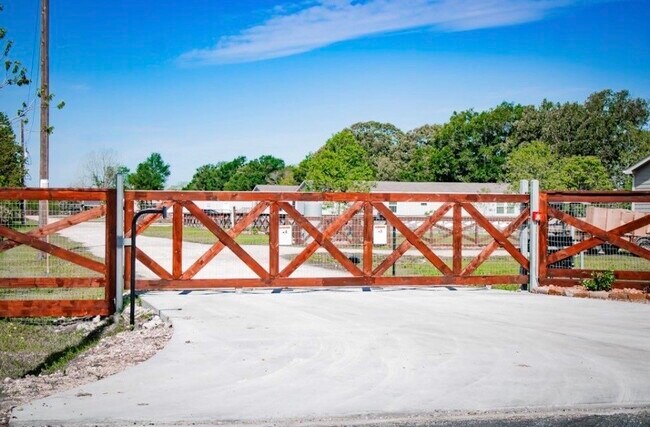 Foto del edificio - 1566 County Rd 610
