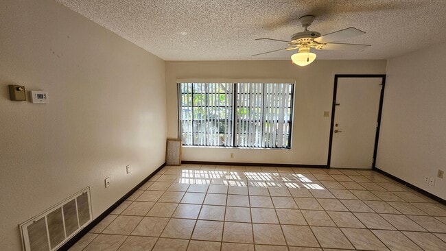 Building Photo - 3 bed, 2 bath 1 car garage
