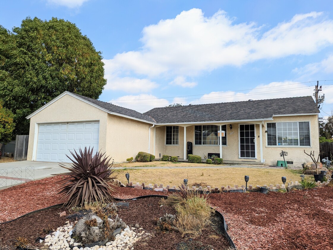 Primary Photo - 432 E Fernfield Dr