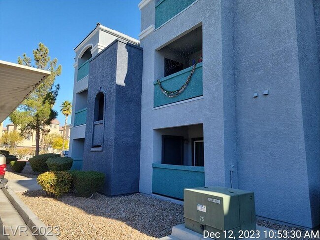 Building Photo - GORGEOUS 1st FLOOR UNIT IN NW GATED COMMUN...
