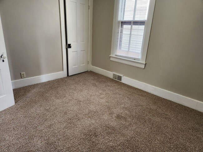 Building Photo - 2 bedroom home