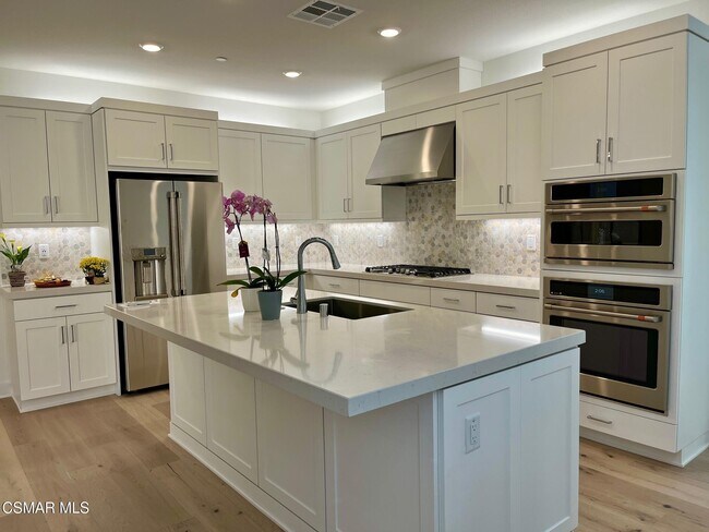 Building Photo - 779 Edward Scholle Dr