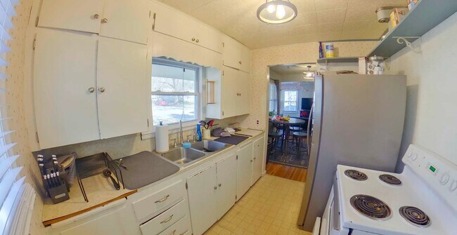Building Photo - 3D Tour Available - Newly Renovated Bathro...