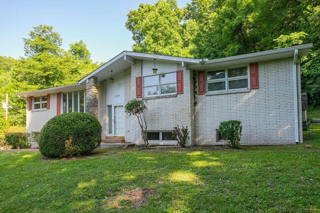 Foto del edificio - Brentwood Oasis: 3 Bed, 2 Bath Home on 5+ ...