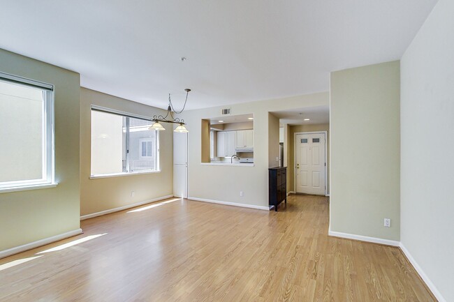 Foto del edificio - Beautiful Ready to Move-in 2BR/2BA Condo