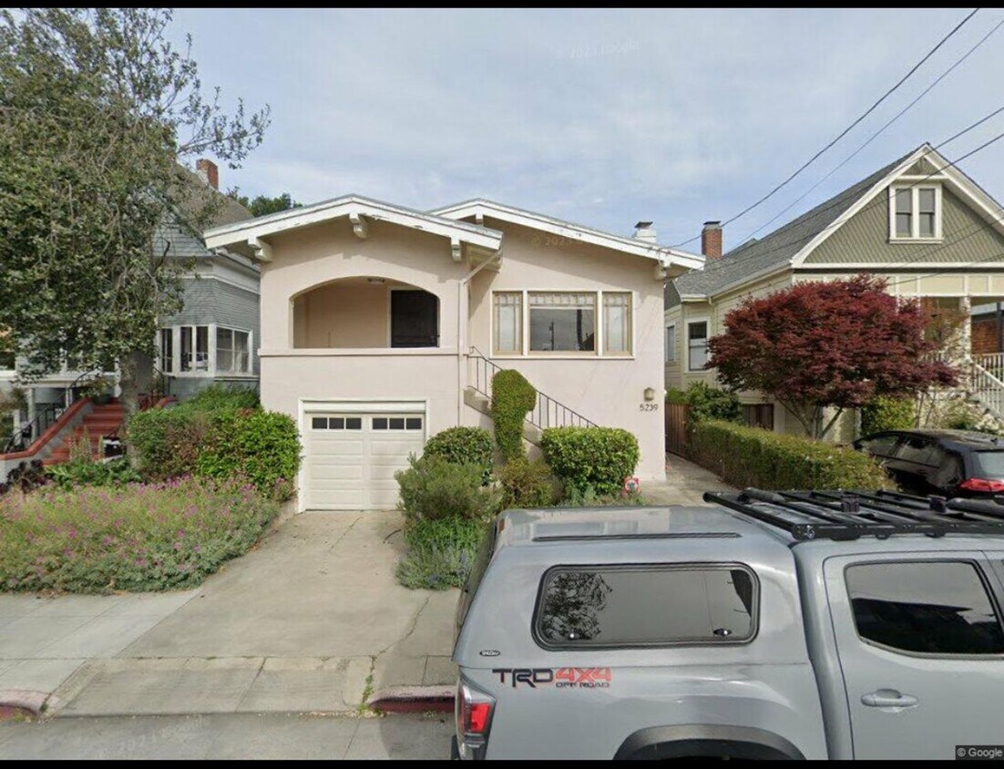 Primary Photo - Large house in lower Temescal with large y...