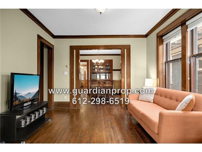 Foto del edificio - Top Floor Condo in 4Plex, Updated Kitchen & Bath, Full Dining Room, Sunroom, Parking