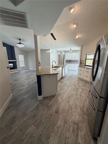 Building Photo - 3221 Oakwood Pl