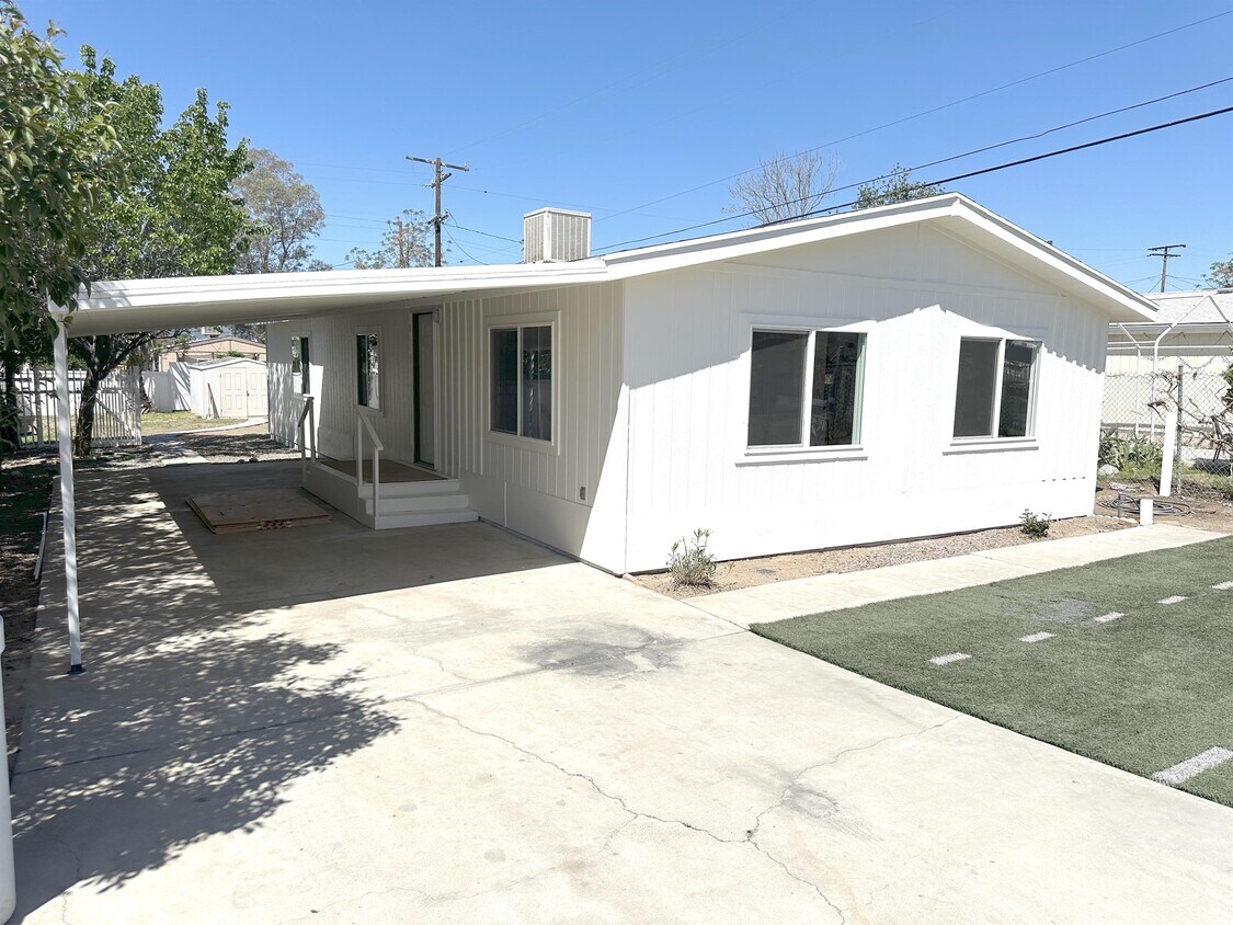 Primary Photo - 32935 Wildomar Rd