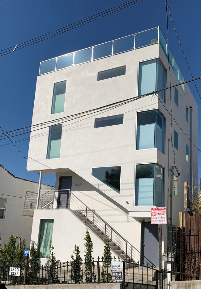 Building Photo - 1325 Lilac Ter