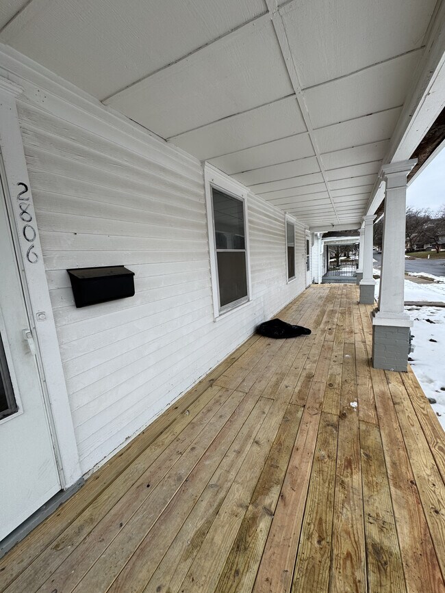 Porche delantero - 2806 Felix St