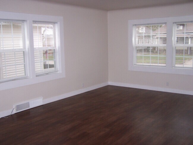 Living room - 107 N Beard St
