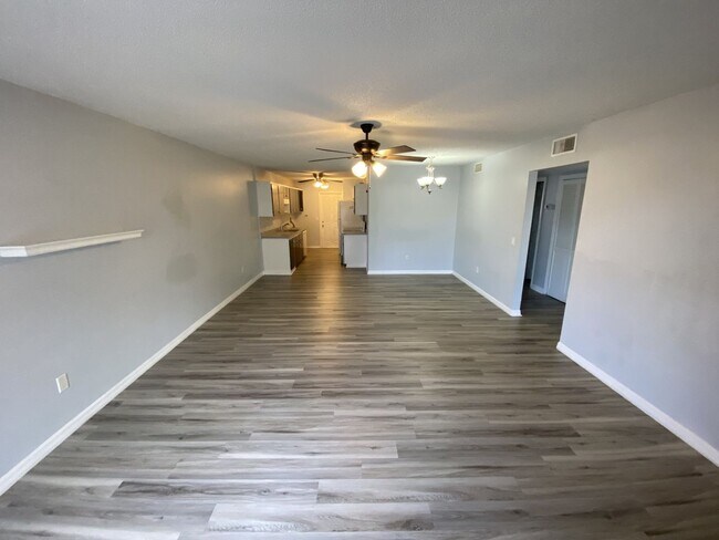 Foto del edificio - 437 E Rosewood Ln