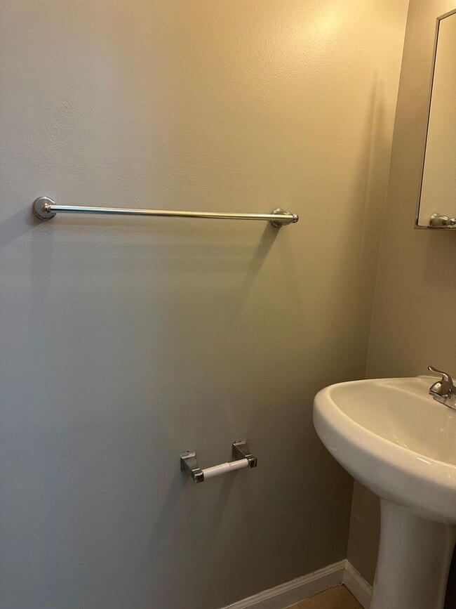 Foto del edificio - Spacious, Newly Renovated Home! Central Air! Finished Basement! W/D! Double Level Rear Deck! Avai...