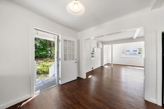 Foto del edificio - 42 Pinehurst Ave