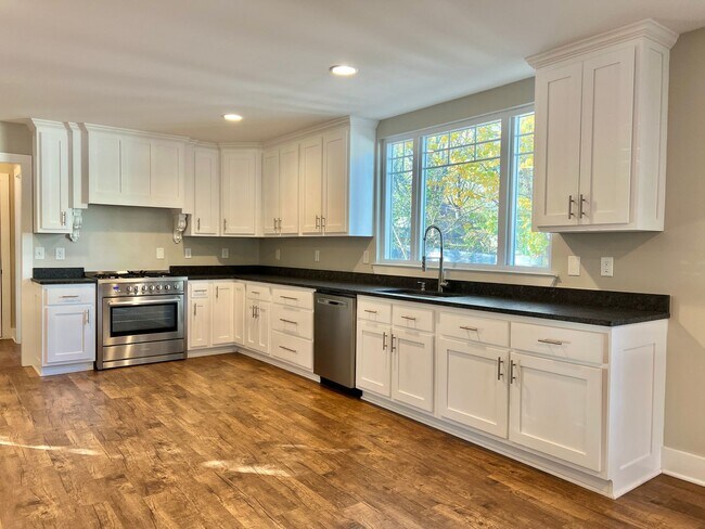 Building Photo - Updated 3 Bed, 2 Bath Cottage in Heart of ...