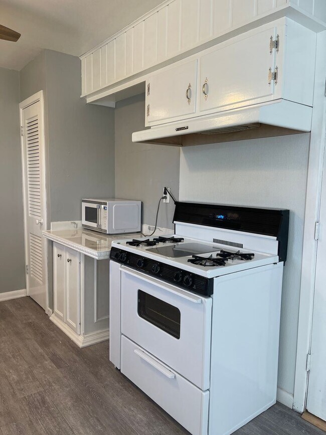 Building Photo - Adorable Remodeled 3/2/2 with Easy Access ...