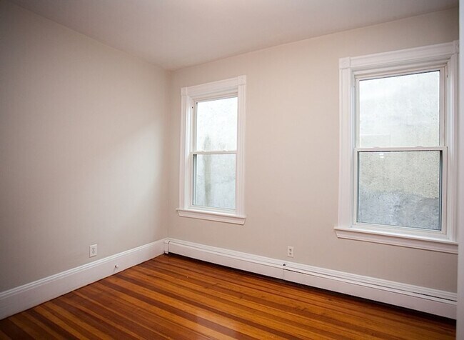 Building Photo - 3Br/1Bth in GREAT location!  Laundry in the building, new appliances.