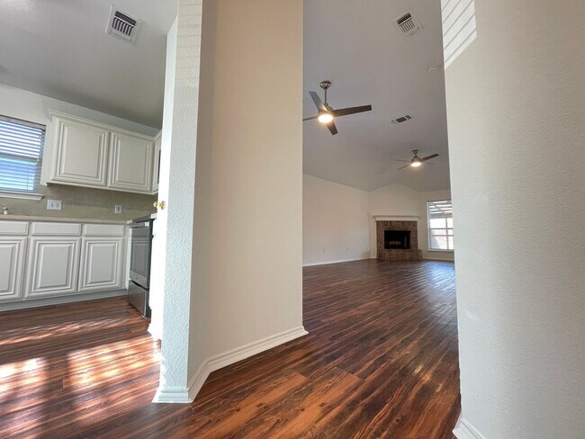 Foto del edificio - 3/2/2 Beautiful floors & patio